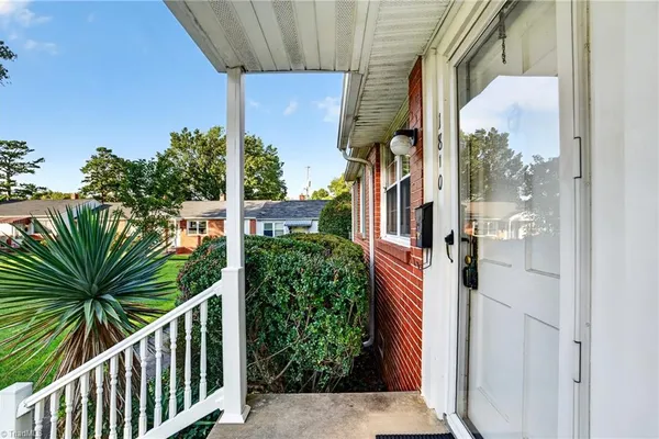 1810 VILLA DR