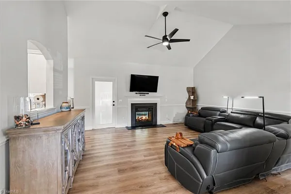 1207 DOGWOOD LN