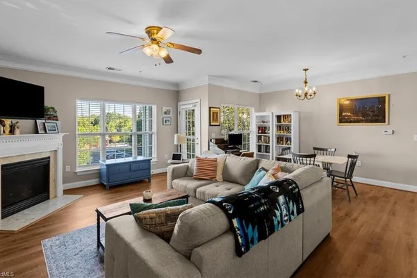 200 LENNOX DR 3A