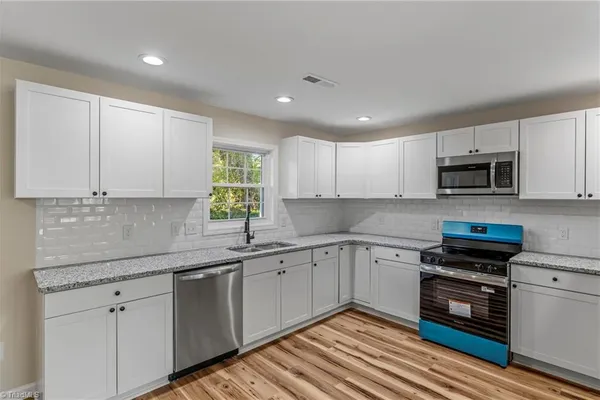 513 SHERBROOK DR