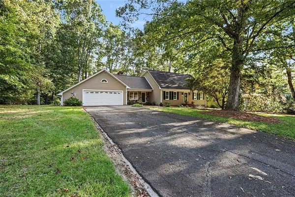 205 BEECHWOOD DR