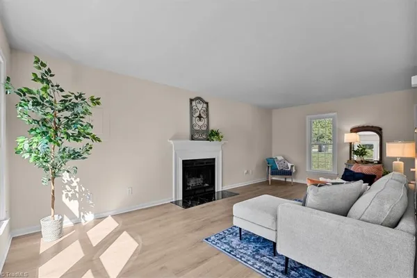 15 GATEHOUSE LN