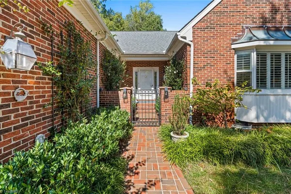 1823 COUNTRY CLUB DR