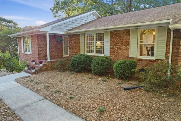 102 COTTONWOOD DR