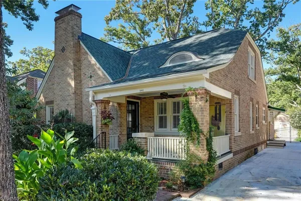 202 S TREMONT DR