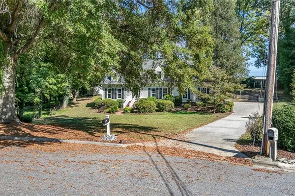 802 KINGSTON DR