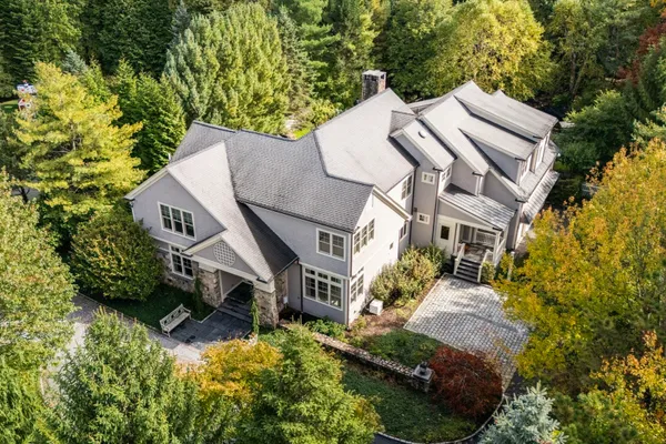 9 STONEGATE DR