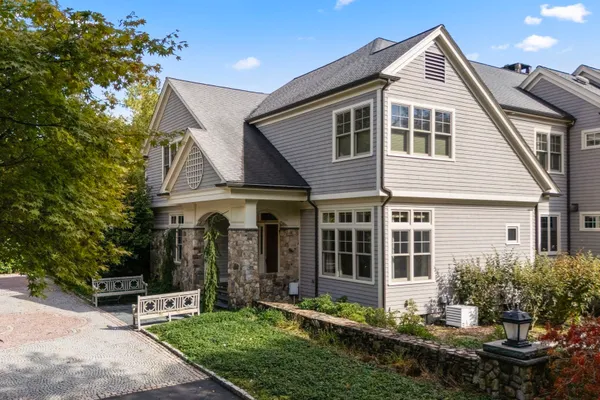 9 STONEGATE DR