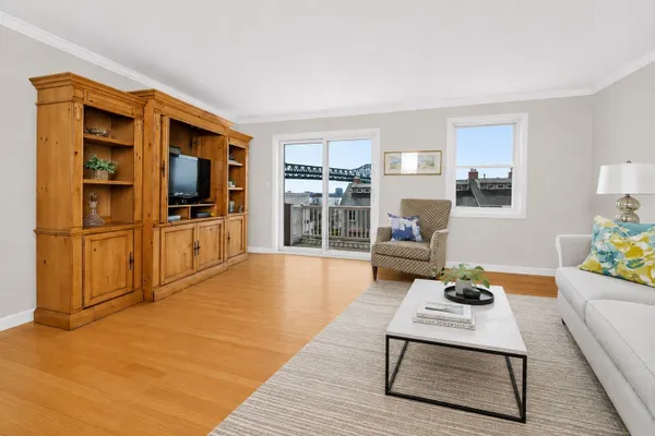 18 BREAKWATER DR 18