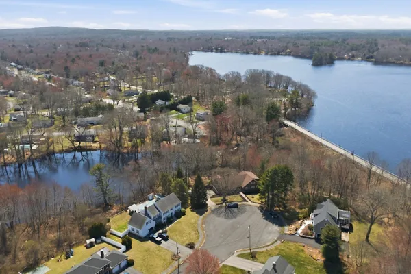 28 LANCELOT CT