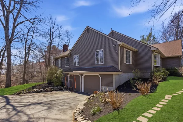 28 LANCELOT CT