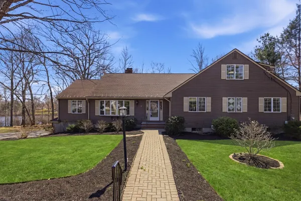 28 LANCELOT CT
