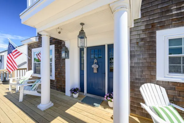 18 OCEANSIDE DR