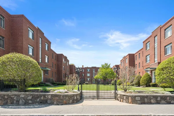 10 ASHLAND ST 2L