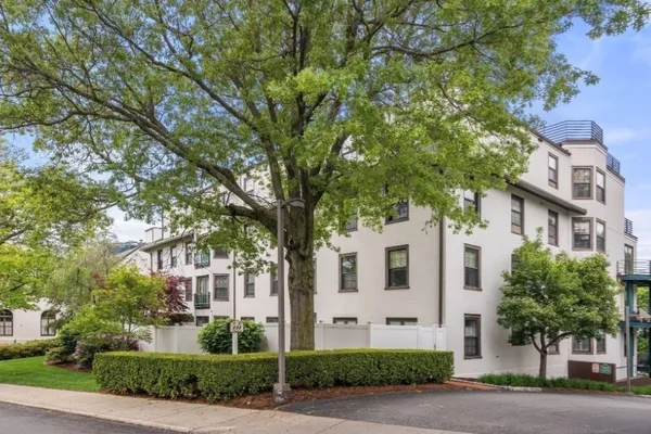 227 SUMMIT AVE E304