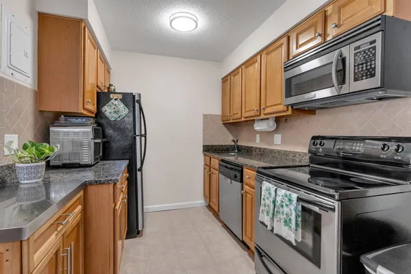 18 DAILEY ST H