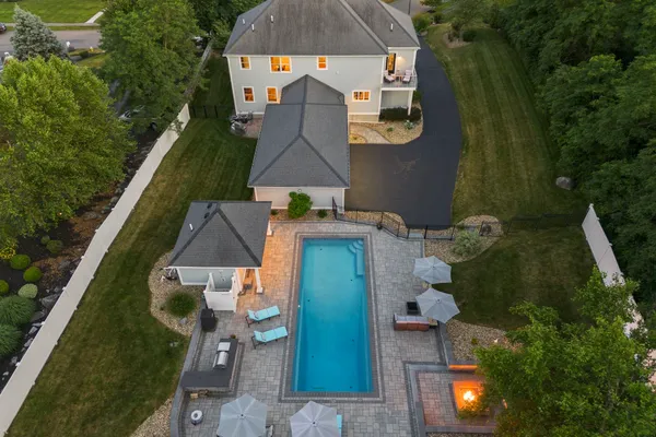 7 BRIDLE SPUR LN