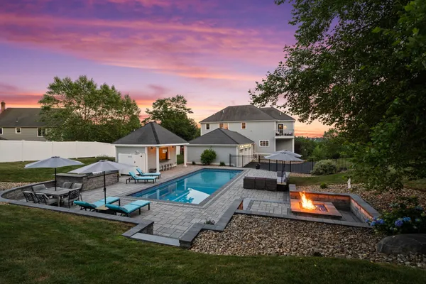 7 BRIDLE SPUR LN