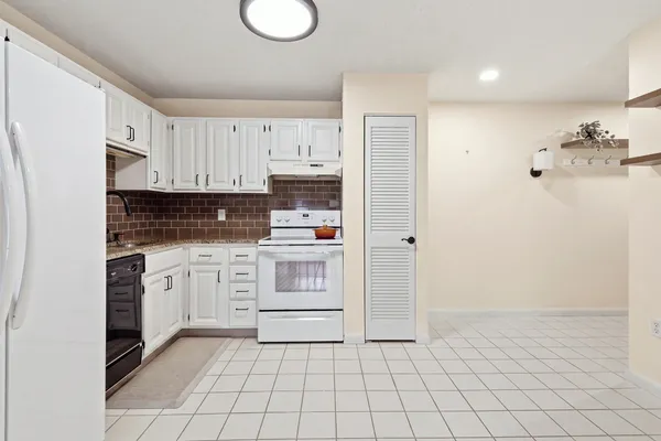 160 BURKHALL ST 308