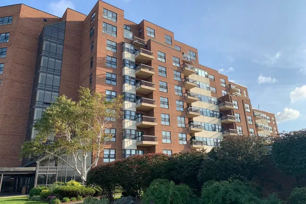 1 SEAL HARBOR RD 413