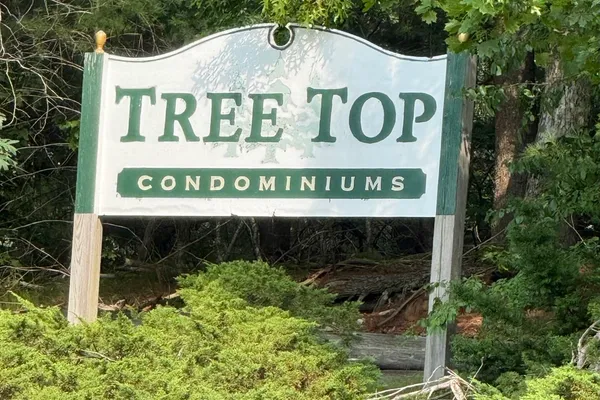 3 TREETOP LN 8