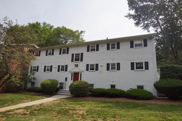 111 OLD MEETINGHOUSE RD 111
