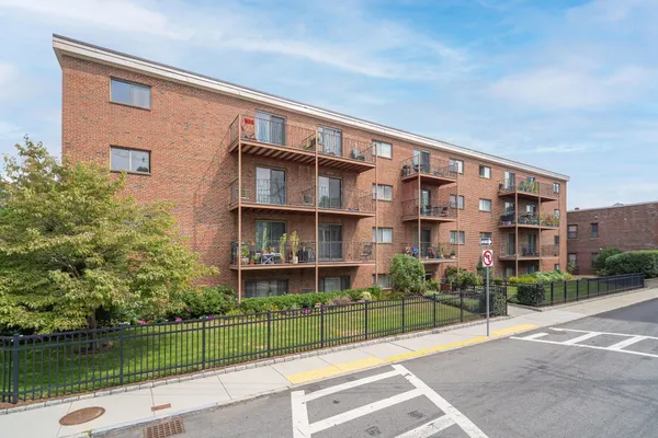 26 WAVERLY ST 405