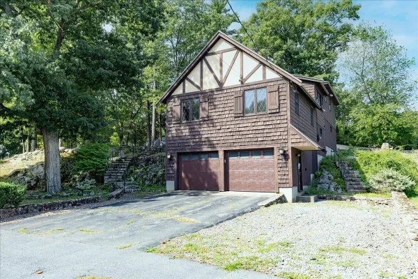 43 LEDGEWOOD DR