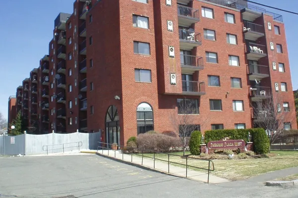8 NINTH ST 102
