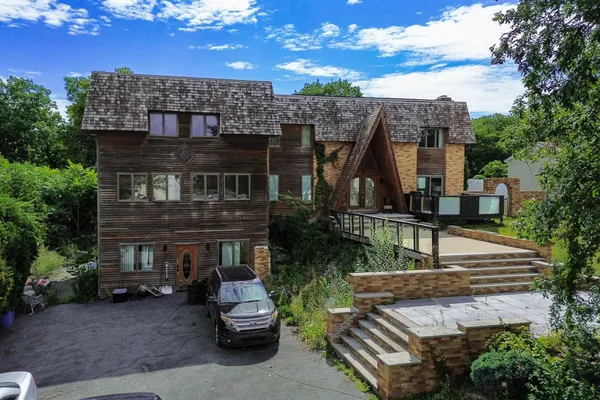 12 OAKRIDGE DR