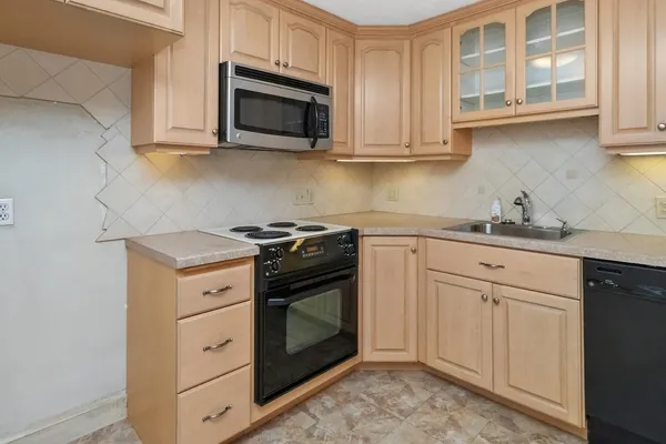 40 WHITMAN RD B-2