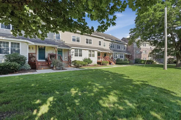 6 MAYBERRY DR E