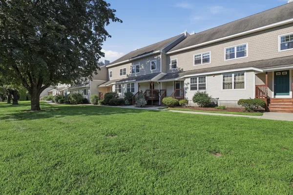 6 MAYBERRY DR E