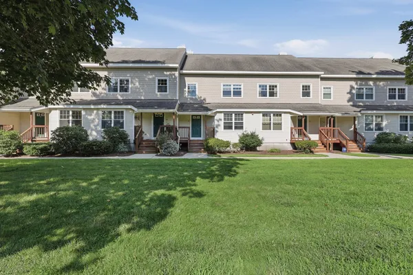 6 MAYBERRY DR E