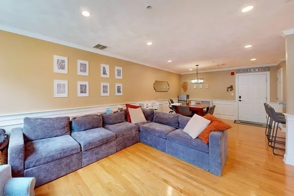 215 HARVARD ST 19