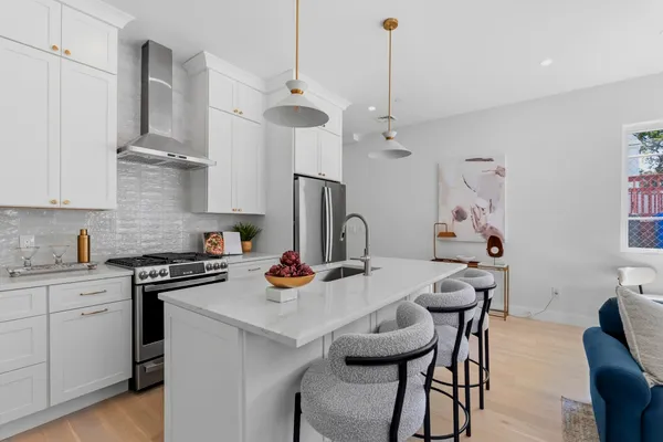 28 SWAN AVE 1