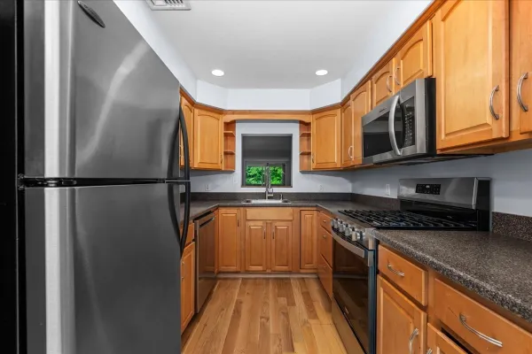 4 MAYBERRY DR E