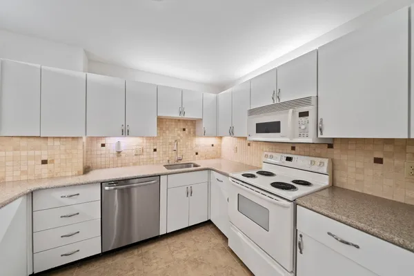 100 PARKS ST 27