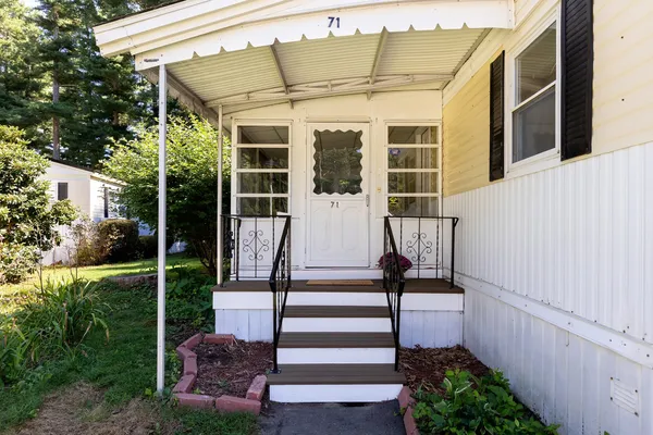 71 MAPLEWOOD DR