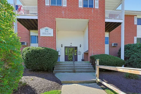 22 DAILEY ST F