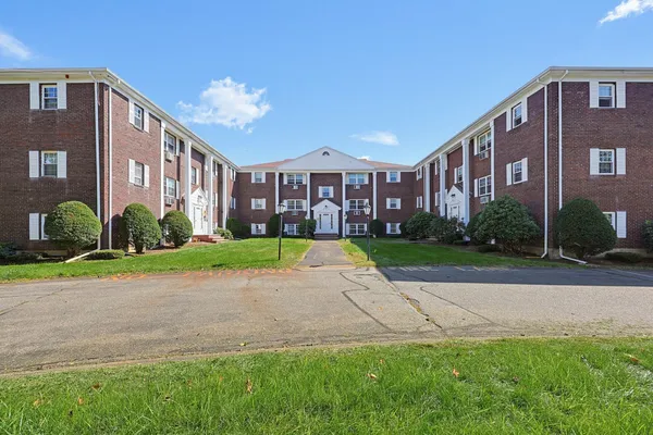 130 PARKER ST L4