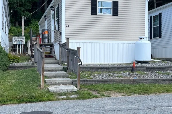 24 MUSTANG AVE