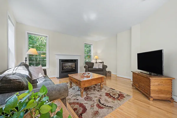 8 SOUTHWOOD DR 8