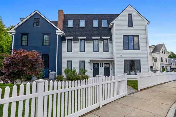 19 ASHLAND ST 19