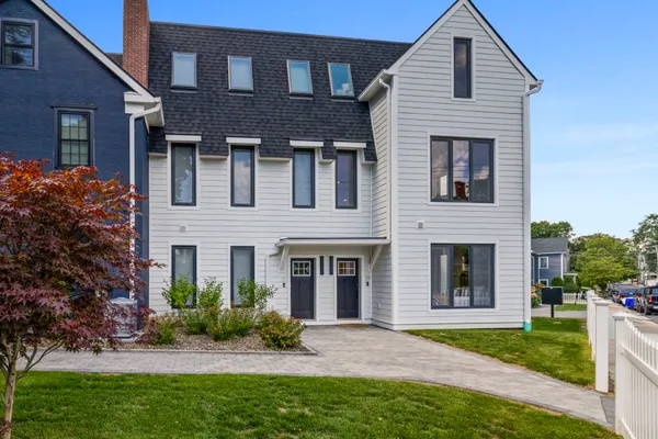 19 ASHLAND ST 19