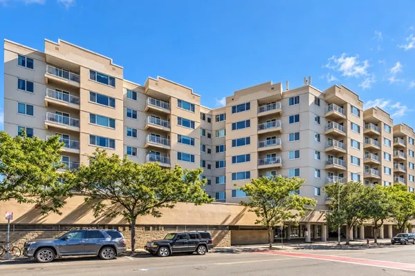 30 CHELSEA ST 305