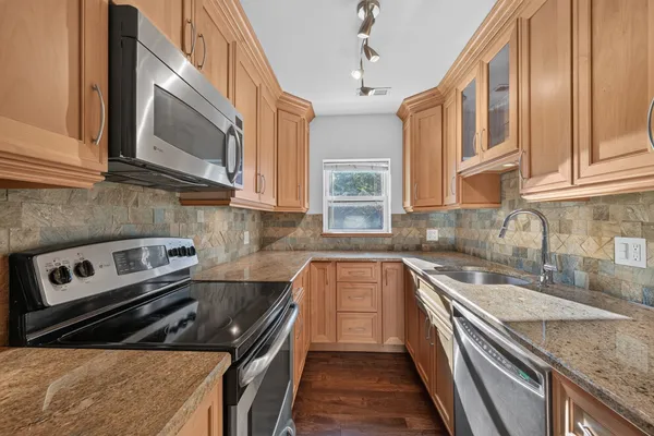 148 NEWTON ST 2