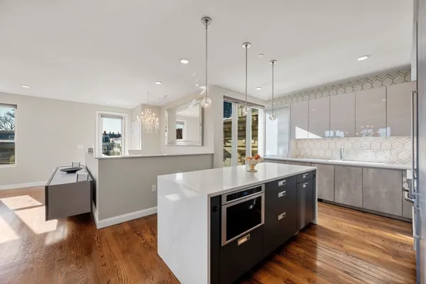 928 E BROADWAY 9