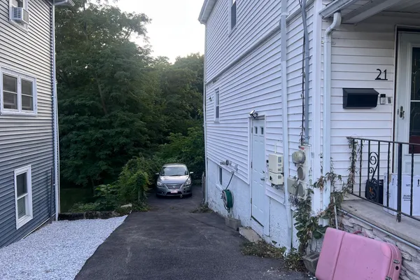 21 COMMONWEATH AVE