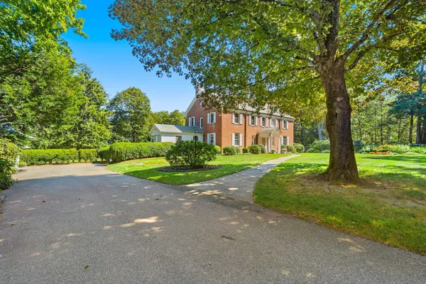 8 OAKMOUNT CIR